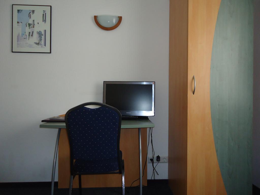 Hotel Central Oberursel Room photo